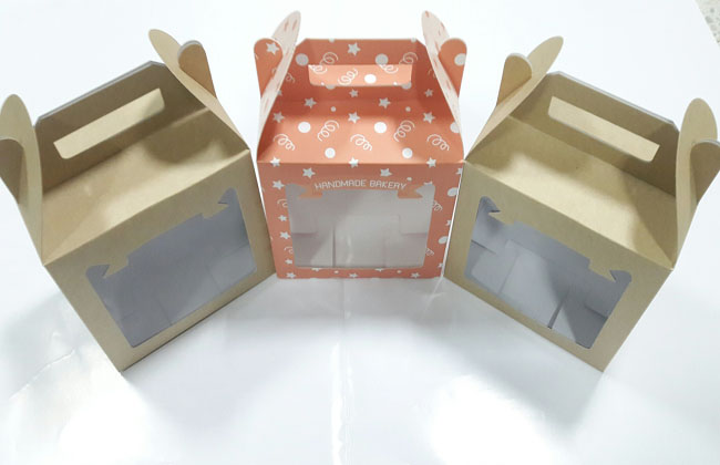 กล่องหูหิ้ว กล่องขนม กล่องคุ๊กกี้ กล่องอเนกประสงค์ แบบมีหูหิ้ว สีคราฟท์น้ำตาลอ่อน ขนาด 10 x 15 x สูง 14 ซม. ราคา 250 บาทต่อแพ็ค(20ใบ)