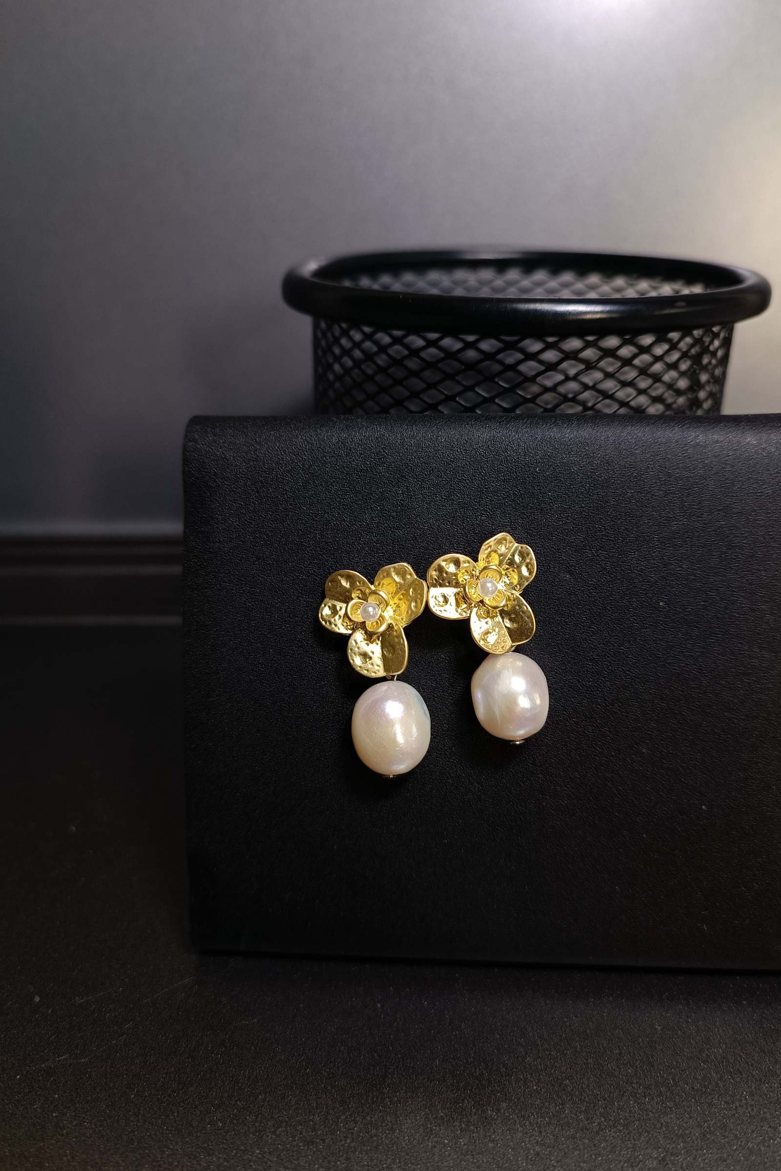 "The Flower" ต่างหูมุกแท้ทรงบารอค Natural Baroque Pearl Earring