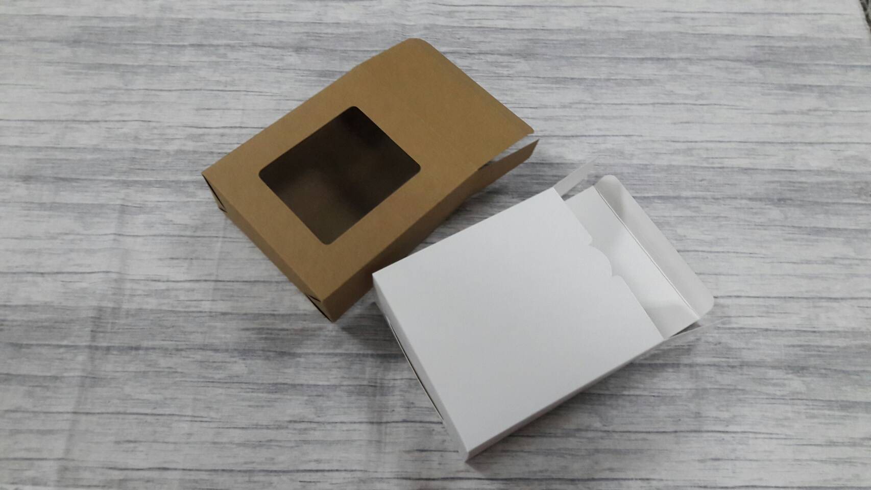 กล่องของขวัญ กล่องเครื่องสำอางค์ กล่องอเนกประสงค์ กล่องใส่ชา/กาแฟ สีคราฟท์น้ำตาลเข้ม ขนาด 14.5x6.0x16.0 ซม. แบบทรงฝาปิดเปิด ท้ายก้นขัด (มีหน้าต่างพลาสติก) ราคา 200 บาทต่อแพ็ค(20 ใบ)