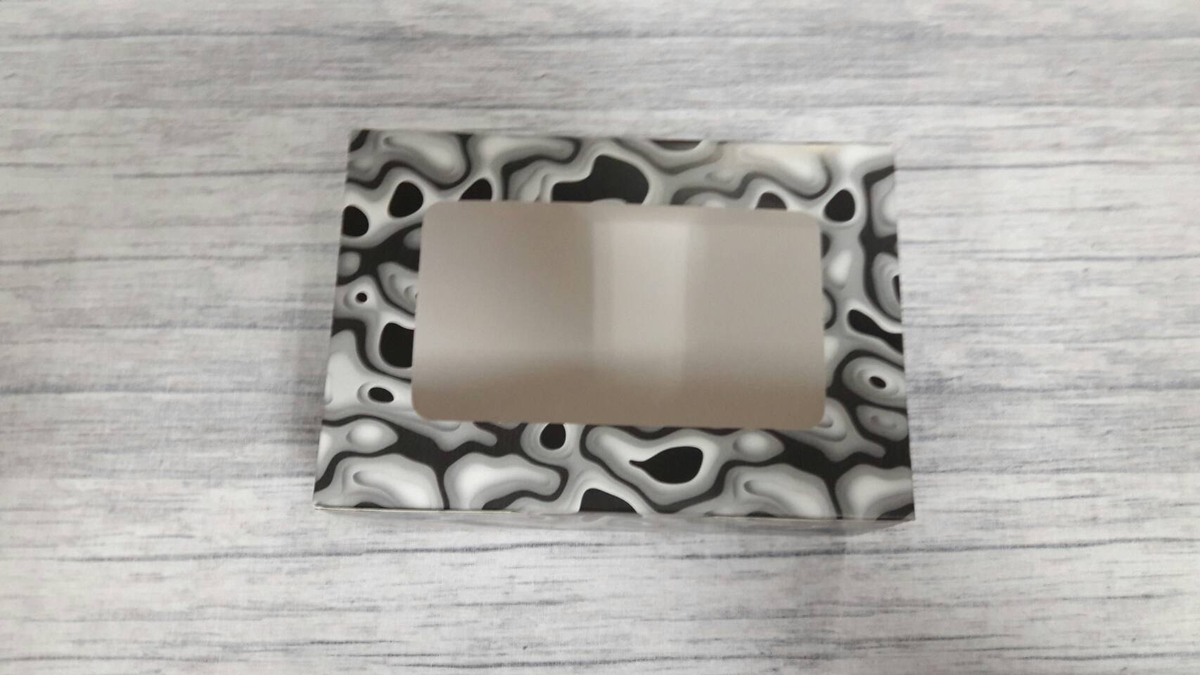 กล่องขนม 12.0x17.5x7.5 ซม.กล่องเค้ก กล่องคัพเค้ก กล่องขนม กล่องชิฟฟ่อน กล่องช้อคโกแล็ต กล่องคุ๊กกี้ ลายสีดำ-เทา แบบมีหน้าต่างพลาสติก (20 ใบต่อแพ็ค)