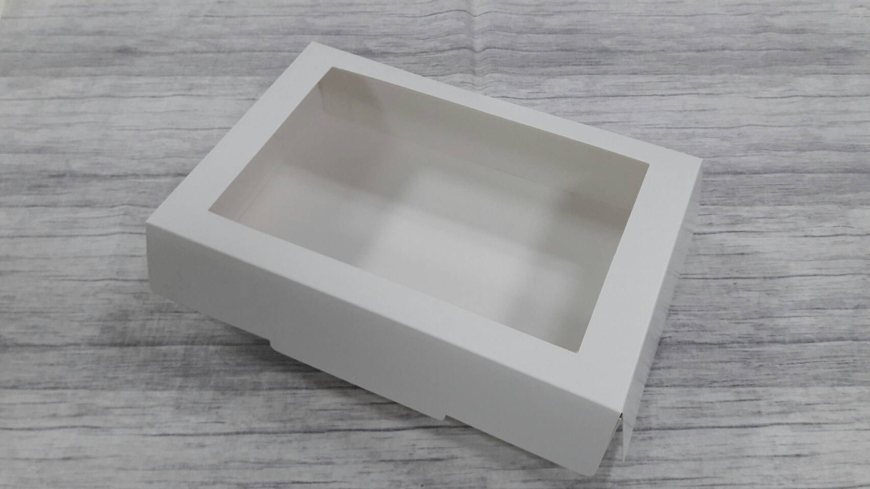 กล่องบราวนี่ กล่องชิฟฟ่อน กล่องขนมเปี๊ยะ กล่องโดนัท กล่องอเนกประสงค์ สีขาว ขนาด 20.0x30.0x7.0 ซม.(กระดาษหนา 300 แกรม) ราคา 325 บาทต่อแพ็ค(20ใบ)