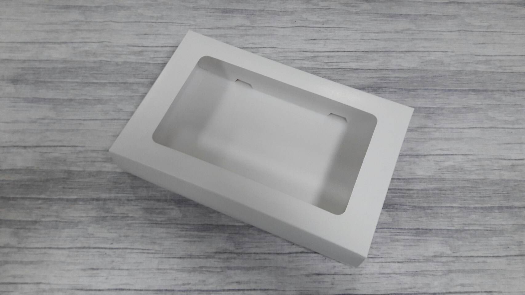 กล่องของขวัญ กล่องฝาครอบ กล่องของที่ระลึก ขนาด 16.6x26x5 ซม. สีขาว กล่องอเนกประสงค์ กล่องพวงมาลัย กล่องใส่ผ้าไหม (มีหน้าต่างพลาสติก) ราคา 450 บาทต่อแพ็ค (20 ใบ)