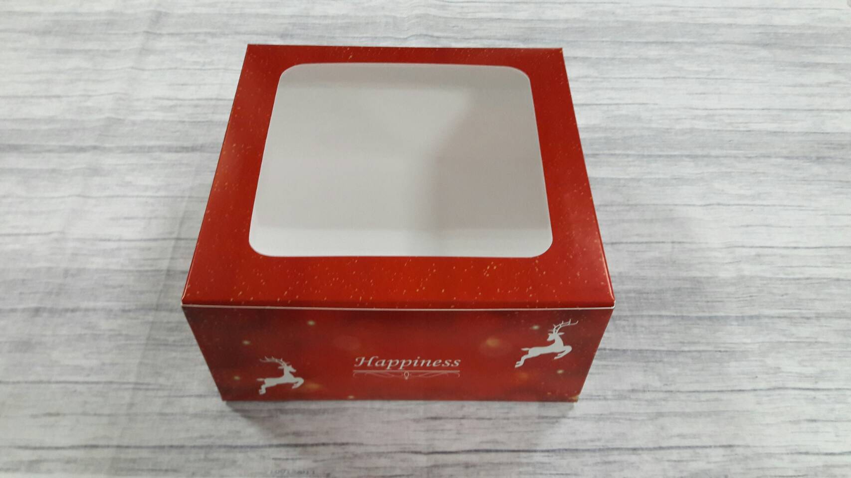 กล่องเค้ก กล่องเค้ก 1 ปอนด์ กล่องขนม กล่องเบเกอรี่ กล่องคัพเค้ก สีแดงลายทองจุด (มีหน้าต่างพลาสติก) 20.5x20.5x10 ซม. ราคา 330 บาทต่อแพ็ค (20ใบ)