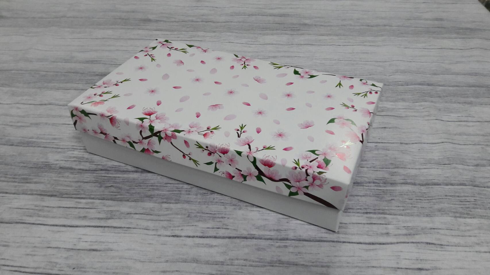 กล่องฝาครอบ ลายดอกไม้พื้นสีขาว 22*12.5*5 ซม.ไม่มีหน้าต่าง (แบบฝาทึบ) ราคา 340 บาท ต่อแพ็ค (20 ใบ)