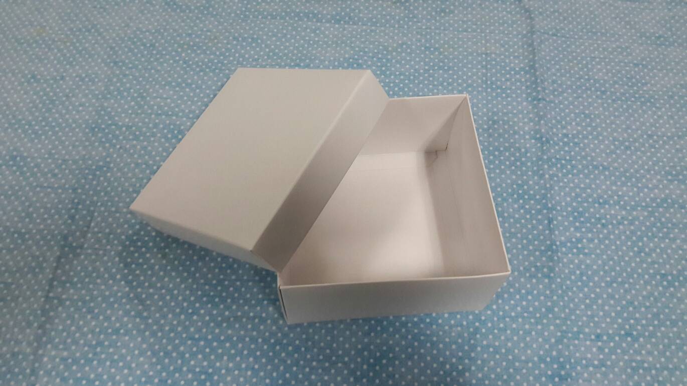 กล่องฝาครอบ กล่องแบบมีฝาครอบ กล่องอเนกประสงค์ กล่องของขวัญ ขนาด 13 x 13 x 7 ซม. สีขาว ราคา 350 บาท ต่อแพ็ค (20 ใบ)