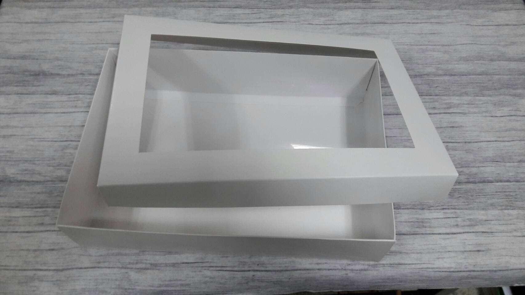 กล่องฝาครอบ กล่องแบบมีฝาครอบ กล่องของขวัญ กล่องอเนกประสงค์ ขนาด 20.5 x 30.0 x 7.0 cm. สีขาว (แบบฝาหน้าต่างพลาสติก) ราคา 650 บาท ต่อแพ็ค (20 ใบ)