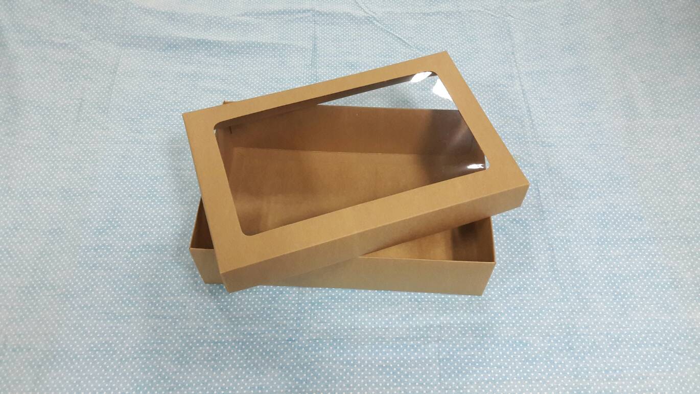 กล่องฝาครอบ กล่องของขวัญ กล่องแบบมีฝาครอบ กล่องอเนกประสงค์ ขนาด 22.0 x 34.0 x 9 cm. สีคราฟท์น้ำตาลเข้ม มีหน้าต่างพลาวติก ราคา 845 บาท ต่อแพ็ค (20 ใบ)