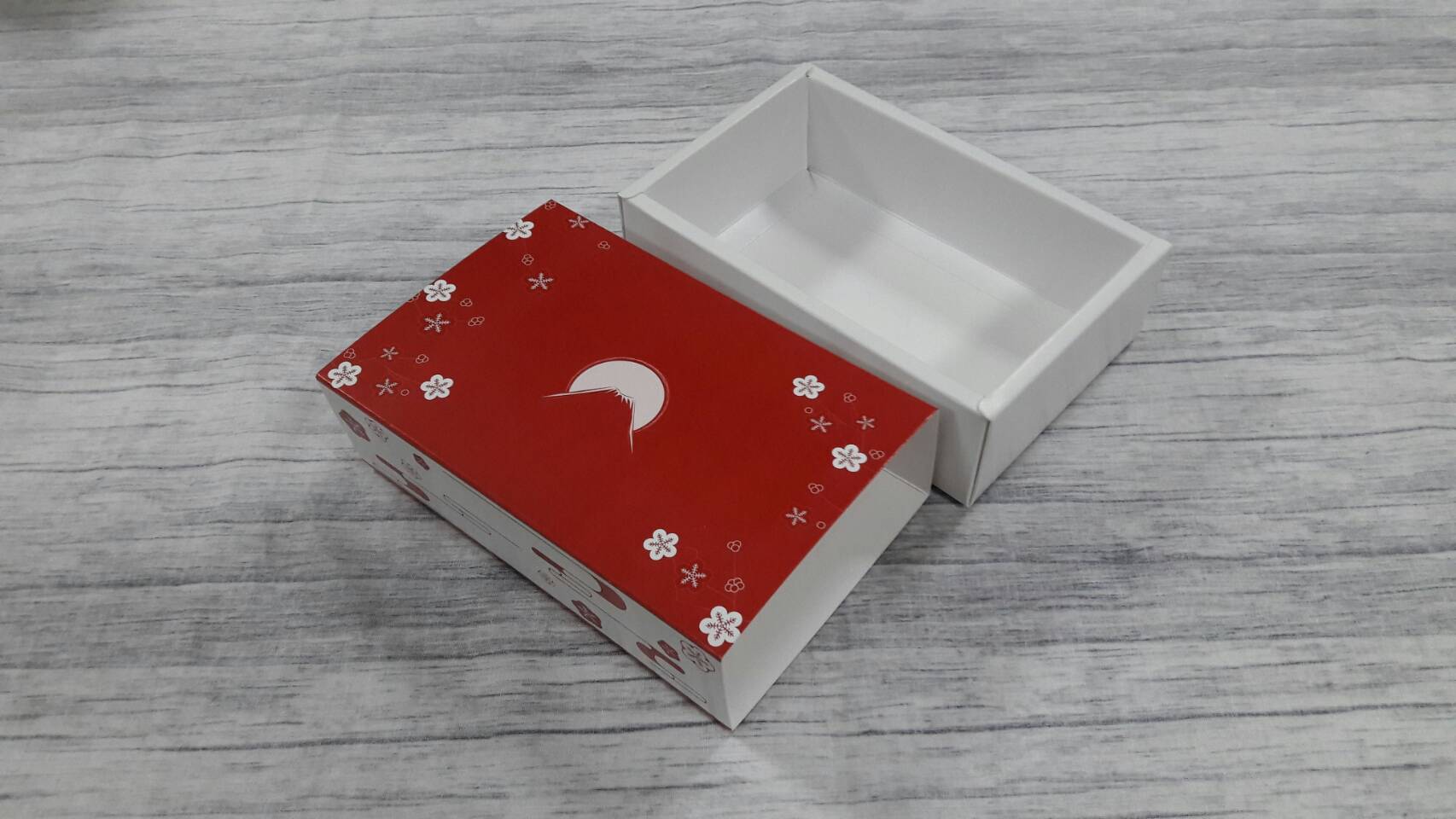 กล่องสไลด์ กล่องของขวัญ กล่องของที่ระลึก กล่องอเนกประสงค์ กล่องแบบฝาสไลด์ ลายสีแดง ขนาด 11.4 x 17.4 x5.0 ซม. ราคา 340 บาท (20 ใบ ต่อแพ็ค)