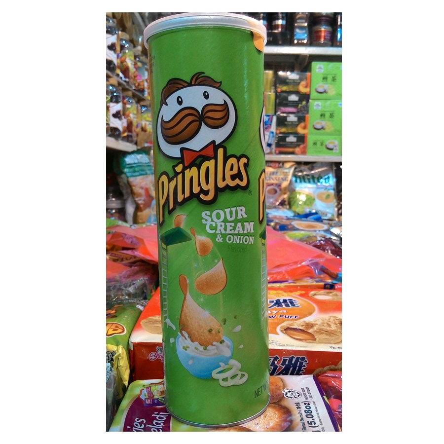 พริงเกิลส์ มันฝรั่งทอดกรอบรสซาวครีมและหัวหอม (Pringles Sour Cream & Onion Potato Crisps)