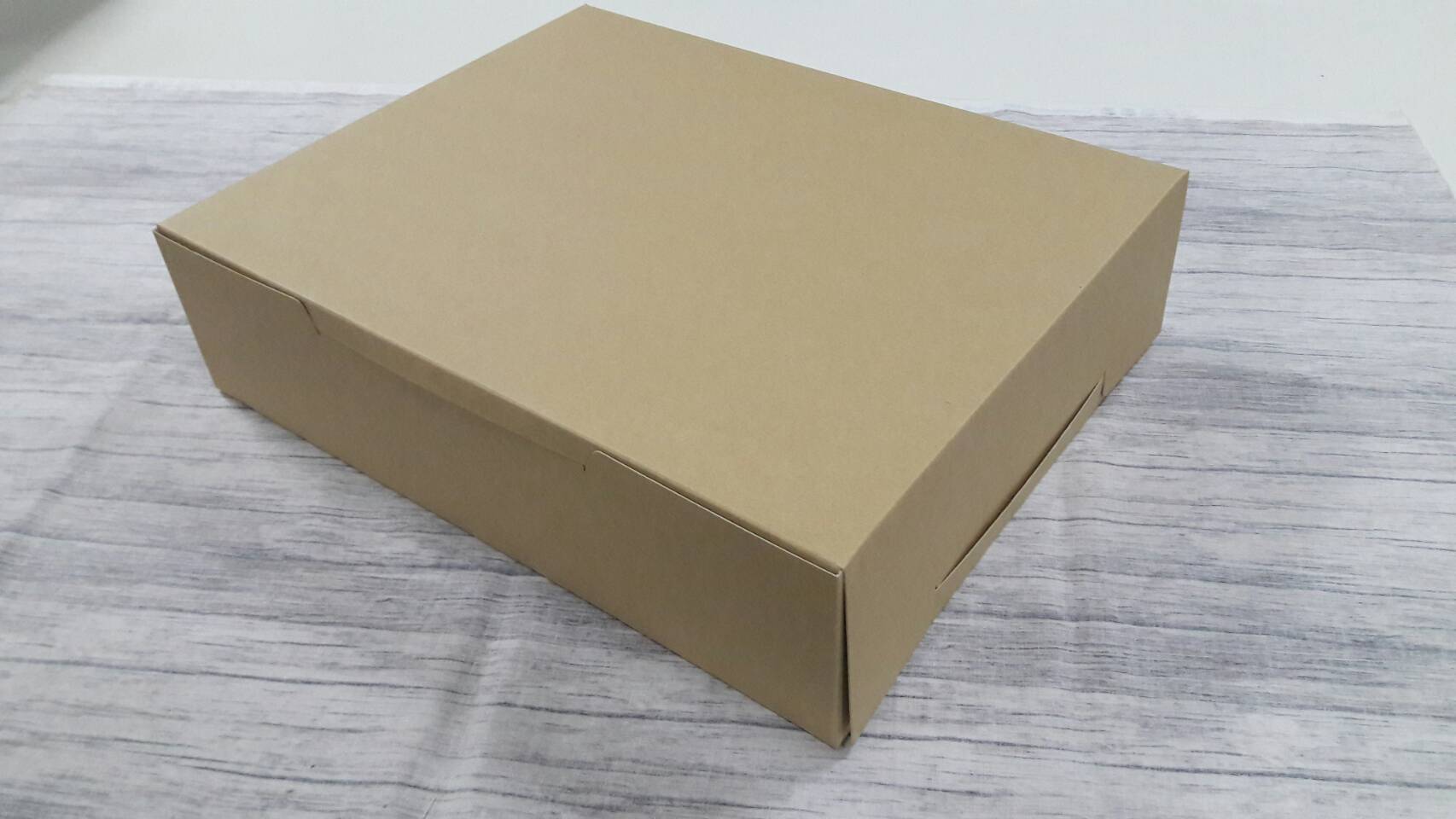 กล่องขนม กล่องโดนัท กล่องชิฟฟ่อน กล่องอเนกประสงค์ ขนาด 28 x 35 x 9 ซม.สีคราฟท์น้ำตาลอ่อน (ฝาทึบ) ราคา 490 บาทต่อแพ็ค (20ใบ)(กระดาษหนา 350 แกรม)