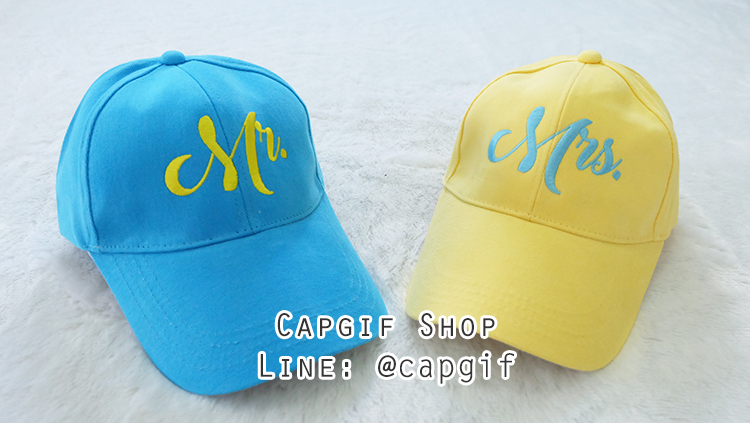 หมวกแก๊ปสีฟ้าและเหลืองสดปักชื่อ