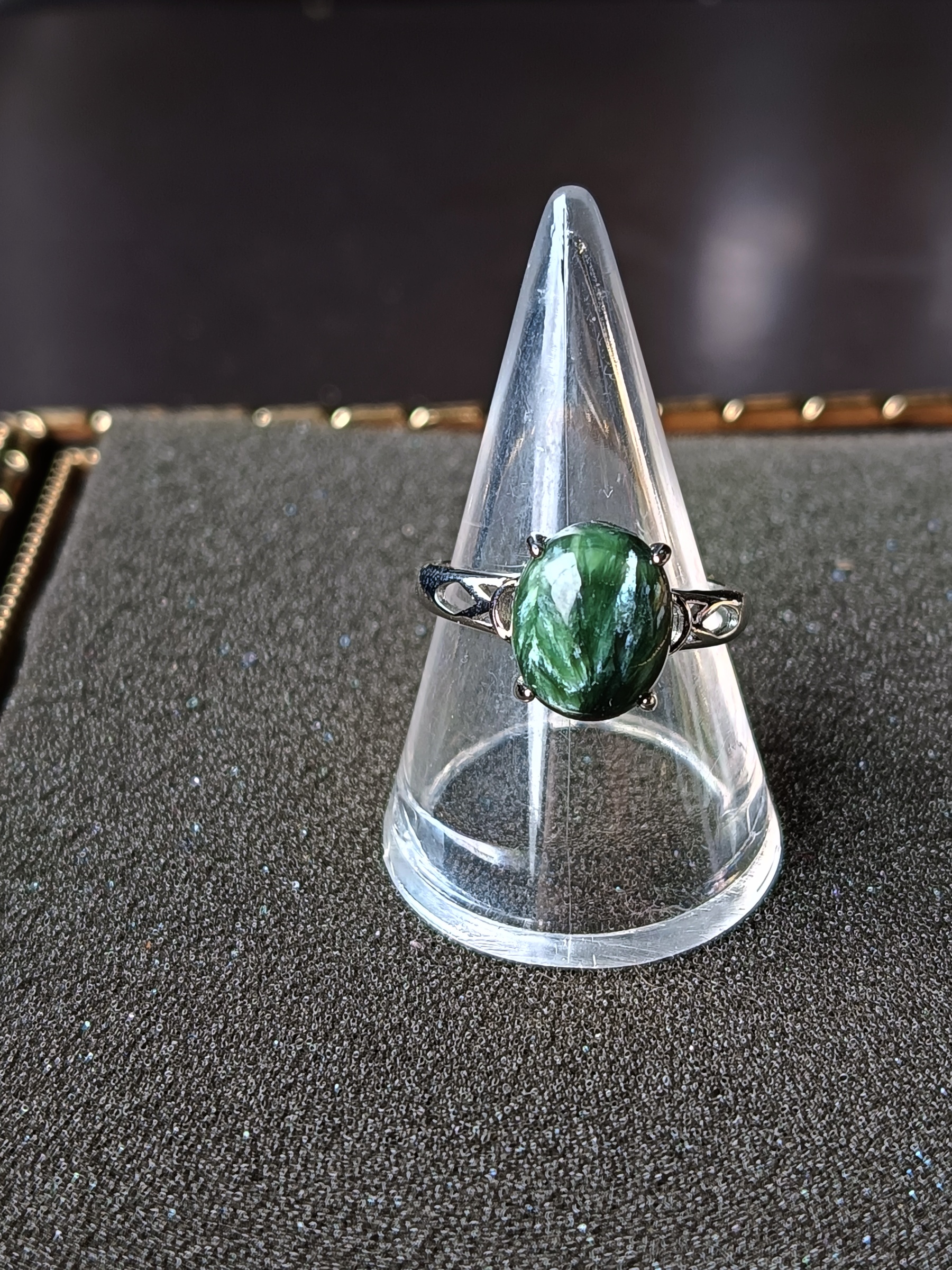 Natural "Seraphinite" Ring แหวนหินแท้ Seraphinite (ปลดจุดปิดกันพลังงาน เสริมความสงบภายใน)