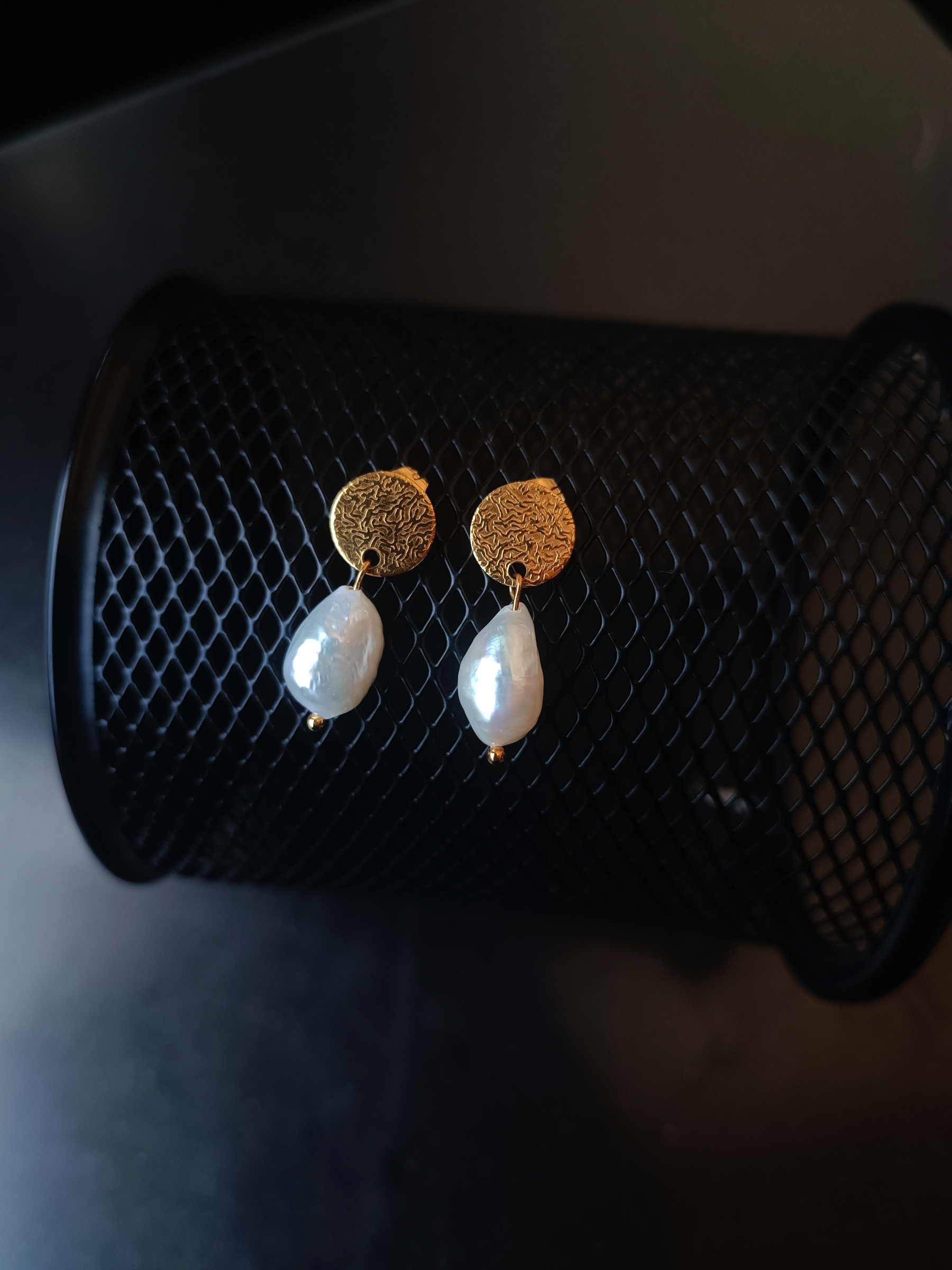 "Dazzling" ต่างหูมุกแท้ทรงบารอค Natural Baroque Pearl Earring