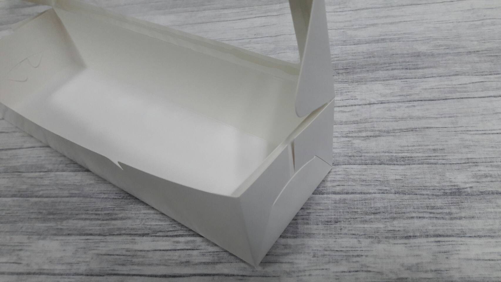 กล่องขนม กล่องเค้ก กล่องพายสับปะรด กล่องชิฟฟ่อน กล่องช้อคโกแล็ต กล่องคุ๊กกี้ กล่องอเนกประสงค์ ขนาด 9.0x30.0x6.0 ซม.(มีหน้าต่างพลาสติก) สีขาว ราคา 170 บาทต่อแพ็ค (20 ใบ)