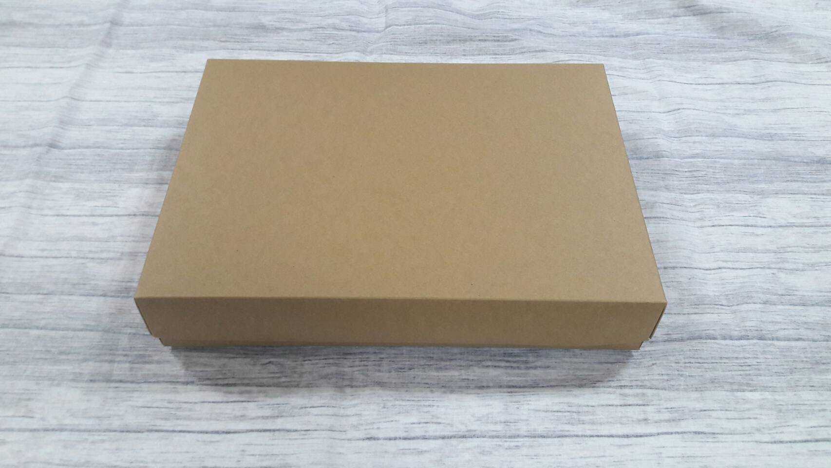 กล่องของขวัญ กล่องฝาครอบ กล่องของที่ระลึก กล่องอเนกประสงค์ กล่องของใช้ กล่องพวงมาลัย กล่องใส่ผ้าไหม ขนาด 19.6 x 27.2 x 5 ซม.สีคราฟท์น้ำตาลเข้ม (ฝาทึบ) ราคา 470 บาท/20 ใบ