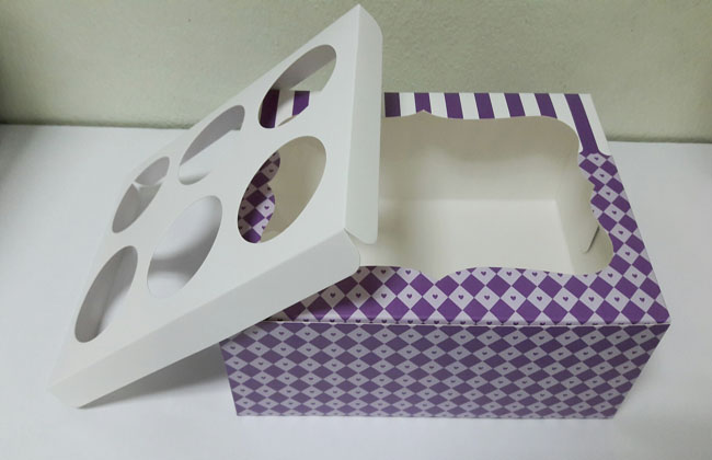 กล่องคัพเค้ก กล่องคัพเค้ก 6 ชิ้น สีลายม่วง (แบบมีหน้าต่างพลาสติก) พร้อมฐานรองคัพเค้ก 6 ช่อง (ขนาดช่องกว้าง 5.5 ซม.) ราคา 375 บาทต่อแพ็ค (20ใบ)