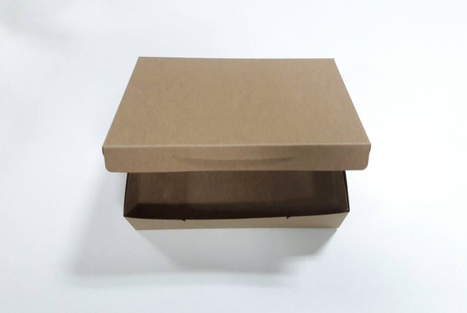 กล่องขนม กล่องไม่มีหน้าต่าง (ฝาทึบ) กล่องบราวนี่ กล่องชิฟฟ่อนกล่องขนม กล่องเค้ก ขนาด 15x22x5 ซม.สีคราฟท์น้ำตาลเข้ม ราคา 175 บาทต่อแพ็ค (20ใบ)