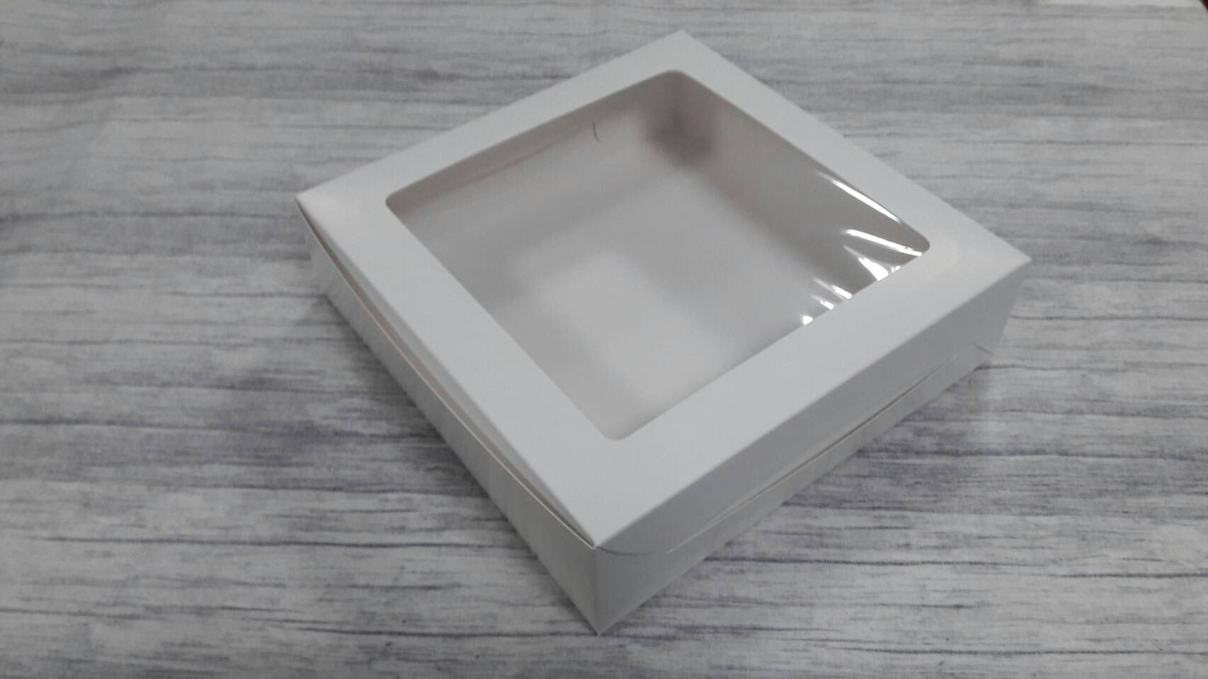 กล่องทรงแบน(มีหน้าต่างพลาสติก) ขนาด 24.5x24.5x6.5 ซม.กล่องเค้ก 2 ปอนด์ทรงเตี้ย กล่องคัพเค้ก กล่องขนม สีขาว ราคา 285 บาทต่อแพ็ค (20ใบ)