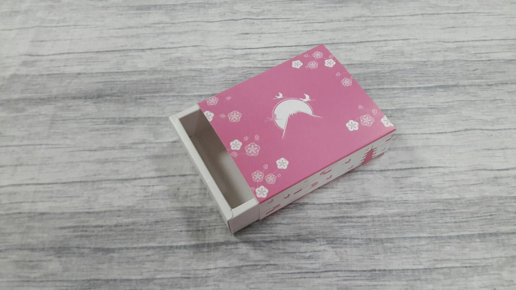 กล่องสไลด์ กล่องของขวัญ กล่องของที่ระลึก กล่องอเนกประสงค์ กล่องแบบฝาสไลด์ลายสีชมพู ขนาด 10.7x12.7x3.4 ซม. ราคา 215 บาท (20 ใบ ต่อแพ็ค)