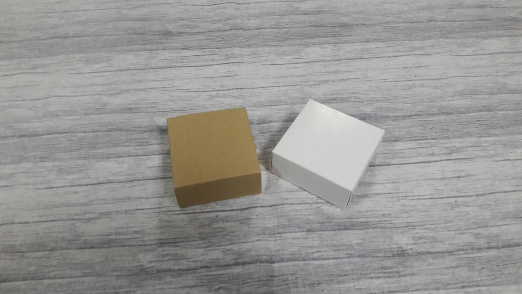 กล่องของขวัญ กล่องอเนกประสงค์ กล่องของที่ระลึก กล่องเครื่องสำอางค์ กล่องสบุู่ กล่องแบบฝาหัวท้าย สีขาว ขนาด 7.5x3.5x7.7 ซม. ราคา 235 บาทต่อแพ็ค(50 ใบ)