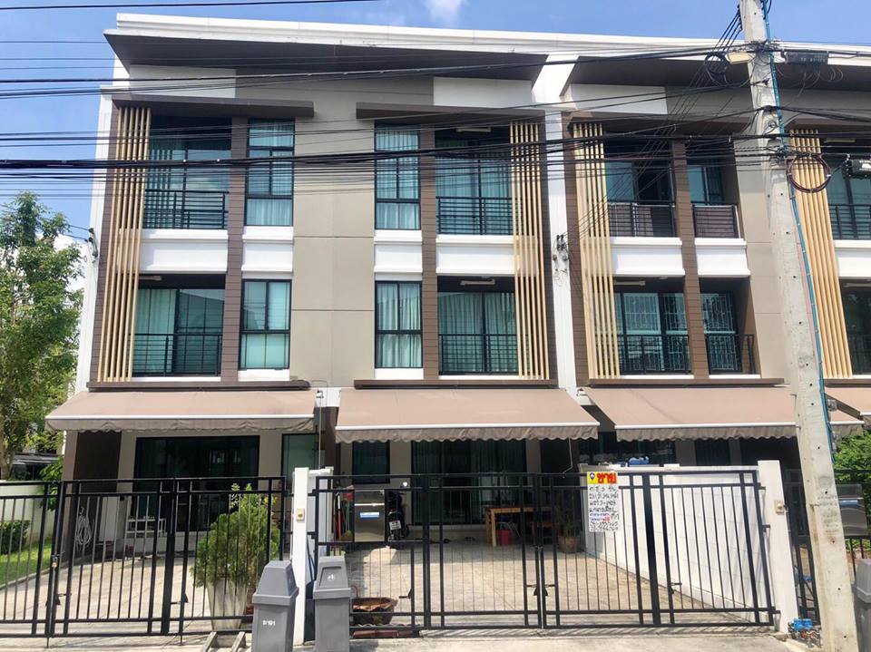 ขายทาวน์โฮม 3 ชั้น หมู่บ้านกลางเมือง ซอยกำนันแม้น (รหัสทรัพย์ 201943)