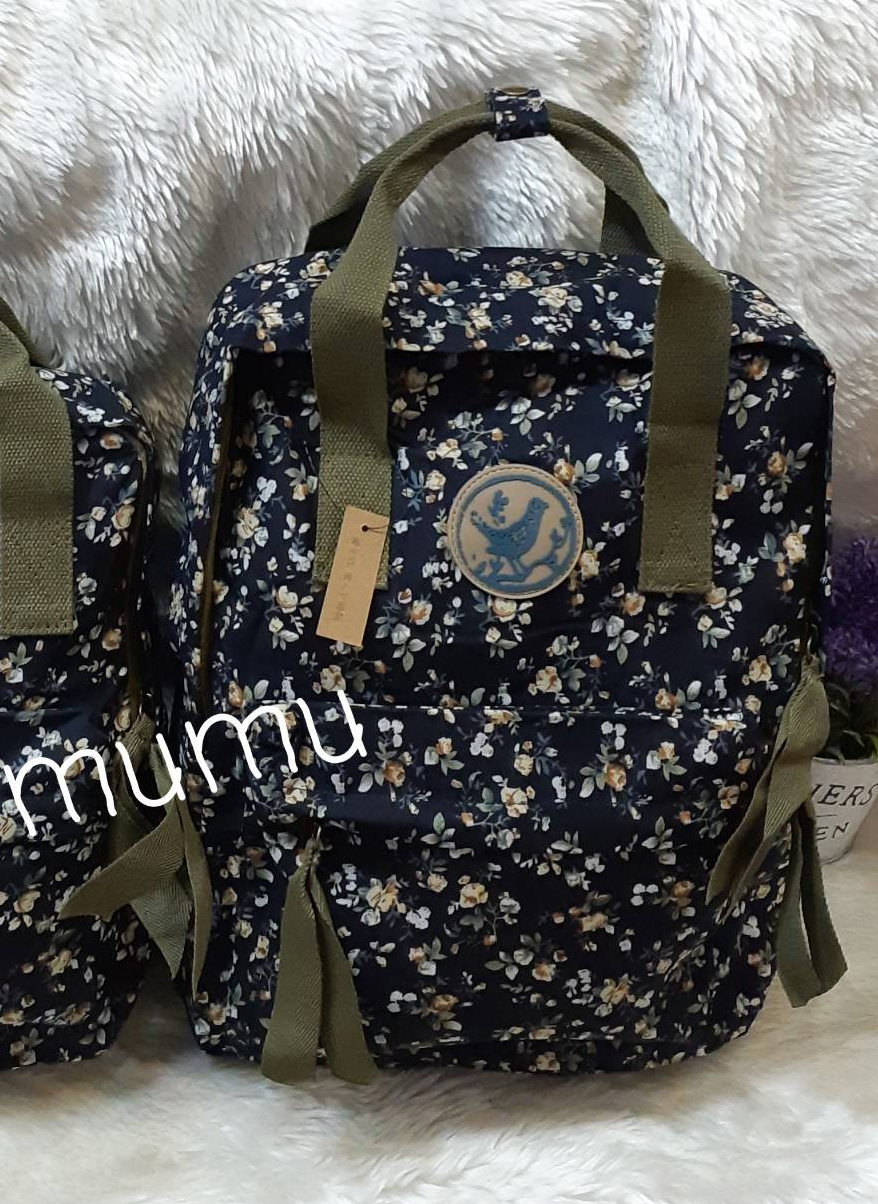 กระเป๋าเป้ผ้าสะพายหลัง mumu ผ้าเคลือบกันน้ำ ลายดอกไม้น้ำเงินเข้ม เขียวขี้ม้า (Size L)