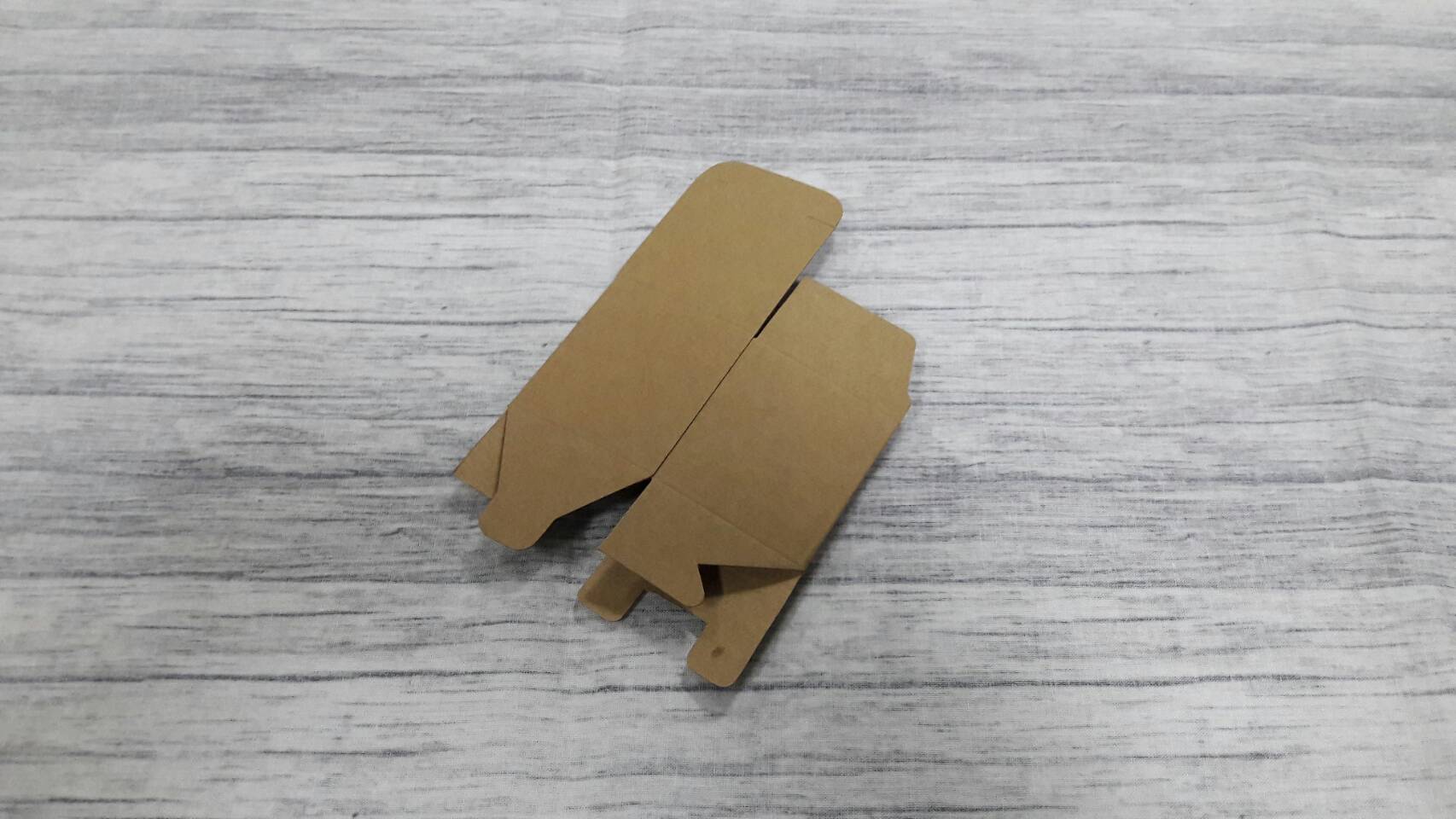 กล่องเอนกประสงค์ แบบทรงฝาปิดเปิด ท้ายก้นขัด กล่องของขวัญ กล่องเครื่องสำอางค์ สีคราฟท์น้ำตาลเข้ม ขนาด 5x5x5.5 ซม. ราคา 205 บาทต่อแพ็ค(50 ใบ)