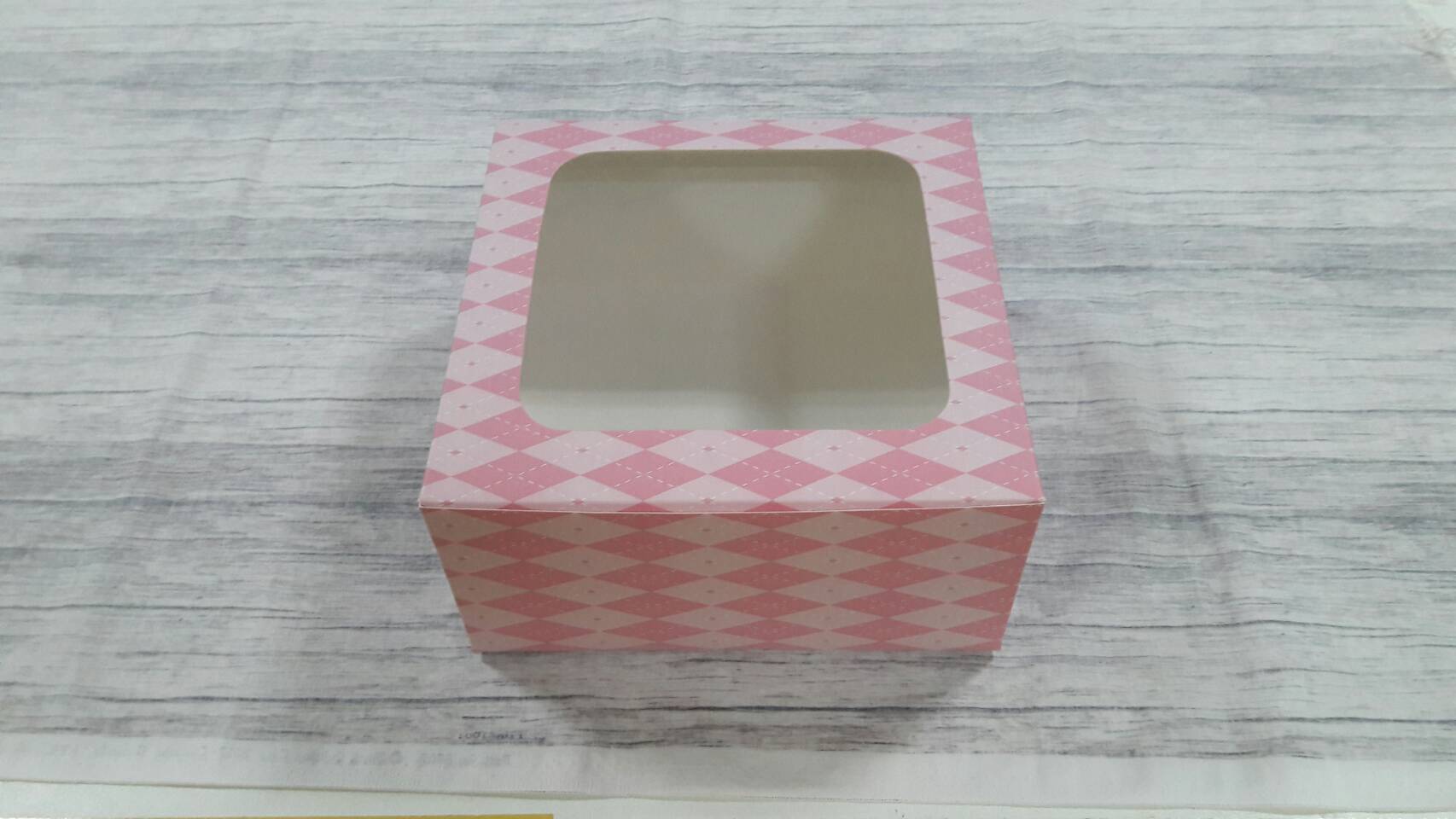 กล่องเค้ก กล่องเค้ก 1 ปอนด์ กล่องขนม กล่องเบเกอรี่ กล่องคัพเค้ก สีลายชมพู ขนาด 20.5x20.5x10 ซม. ราคา 330 บาท (20ใบ/แพ็ค)