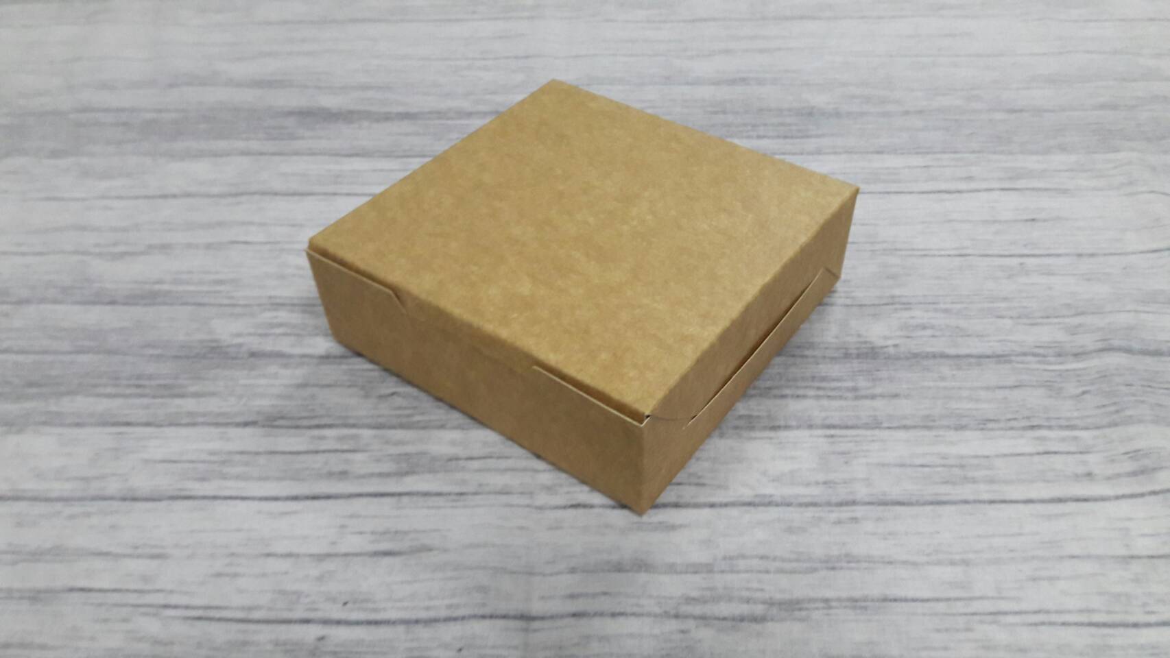 กล่องทาร์ต 4 ชิ้น กล่องแบน(ฝาทึบ) 12.5x12.5x4.0ซม. กล่องบราวนี่ 4 ชิ้น กล่องขนม กล่องชิฟฟ่อน กล่องขนมไหว้พระจันทร์ กล่องขนมเปี๊ยะ สีคราฟท์น้ำตาลอ่อน ราคา 100 บาทต่อแพ็ค (20 ใบ)