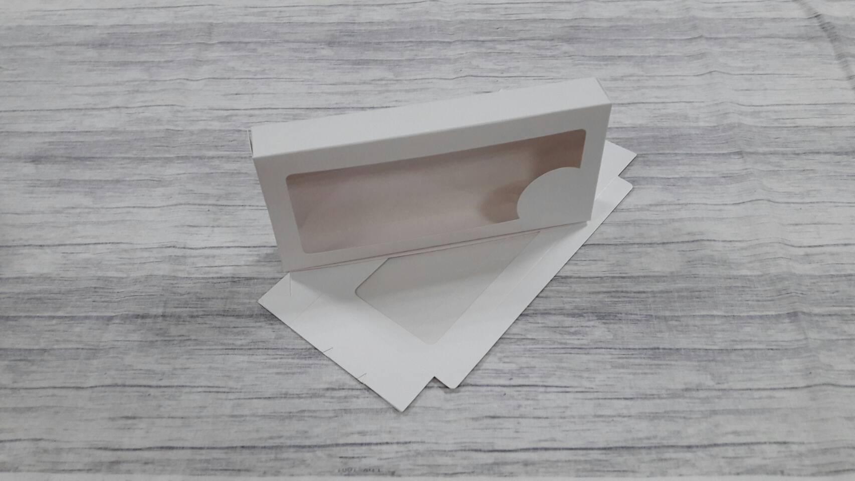 กล่องบราวนี่ 3-4 ชิ้น กล่องทรงแบน กล่องช็อคโกแลต กล่องขนม สีขาว ขนาด 10.0 x 22.0 x 3.0 ซม. ราคา 120 บาท ต่อแพ็ค (20 ใบ)