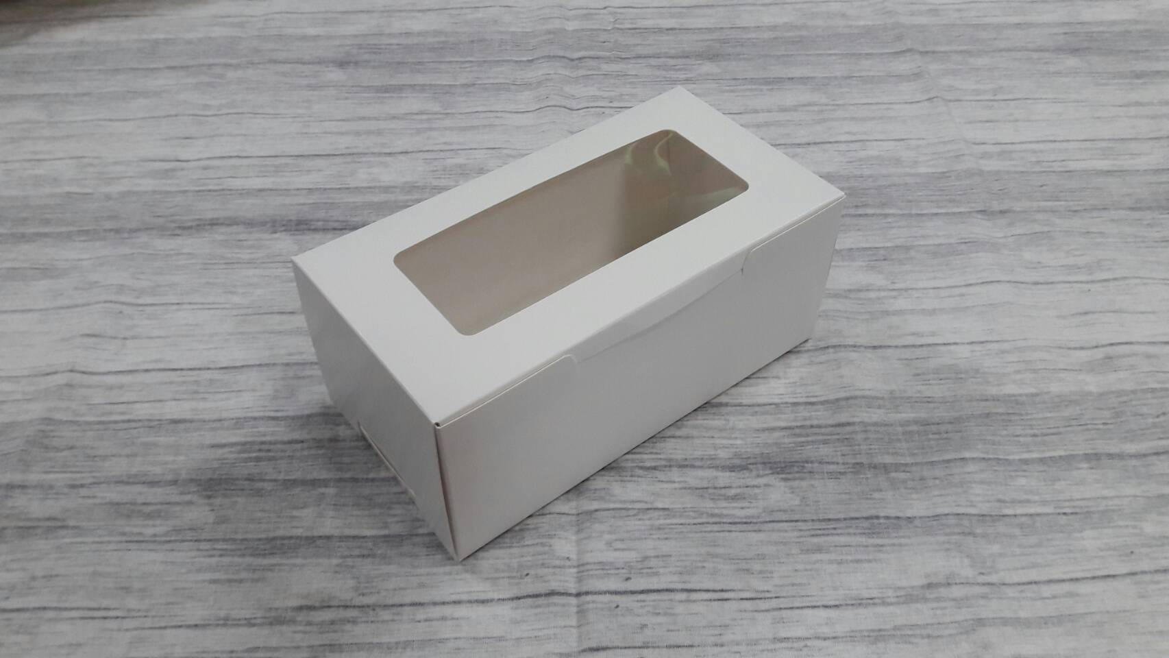 กล่องขนม กล่องเค้ก กล่องคัพเค้ก กล่องชิฟฟ่อน กล่องช้อคโกแล็ต กล่องคุ๊กกี้ กล่องไม่มีหน้าต่าง (หน้าต่างพลาสติก) ขนาด 9.5x18x7.8ซม.สีขาว (ราคา 170 บาทต่อแพ็ค (20 ใบ)