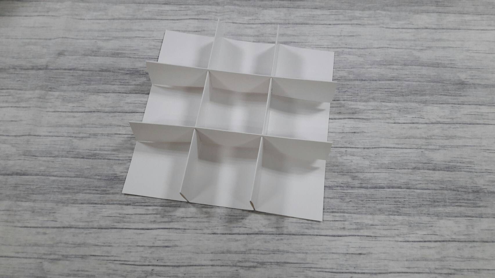 ฐานกั้นสินค้า ตัวกั้นสินค้า 9 ช่อง (แต่ละช่อง 7.8x7.8x4.0ซม.) สีขาว ขนาด 24.0 x 24.0 x 4.0 ซม.(เมื่อพับขึ้นรูป) ราคา 205 บาทต่อแพ็ค(20 ชิ้น) (ใช้กับกล่องของที่้ร้าน)