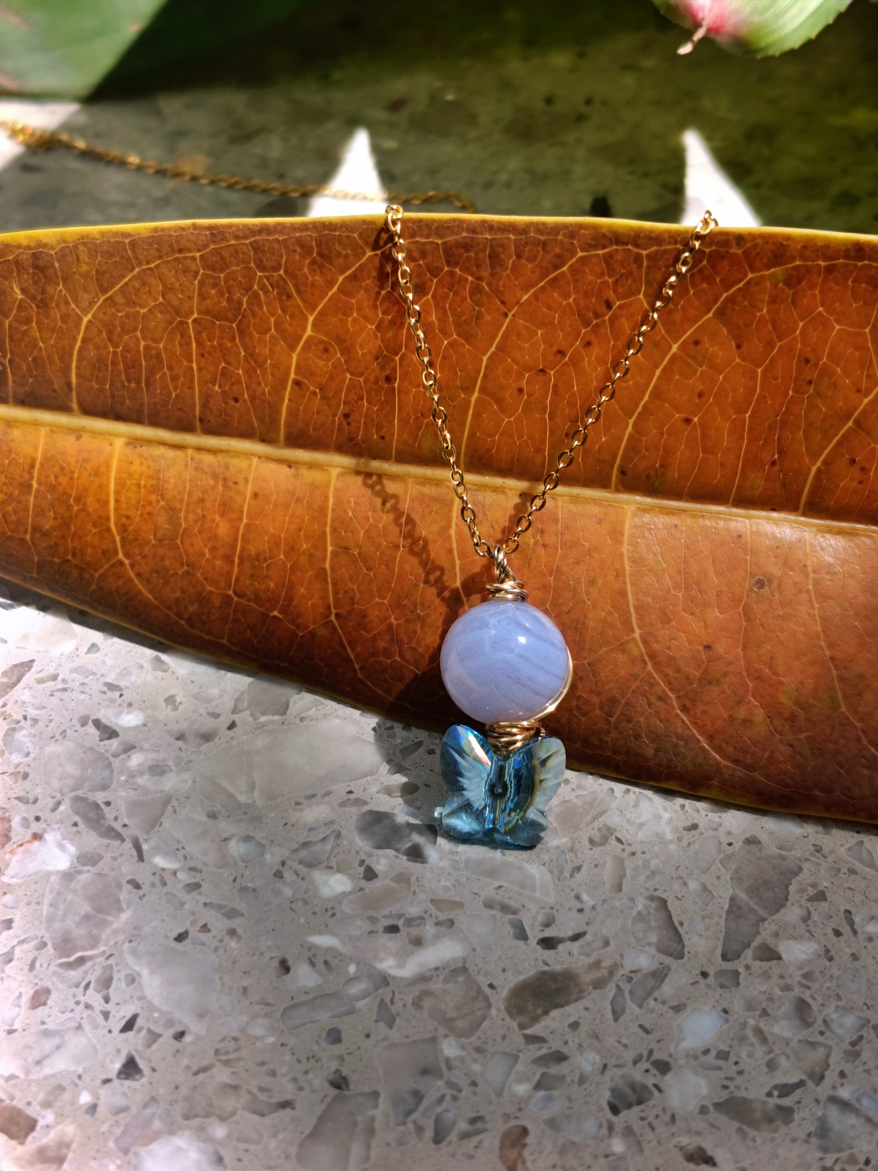 สร้อยจี้หินแท้ Blue Lace Agate + Butterfly Pendant Pendant Necklace (เสริมพลังการสื่อสาร การเจรจา ความสงบใจ)