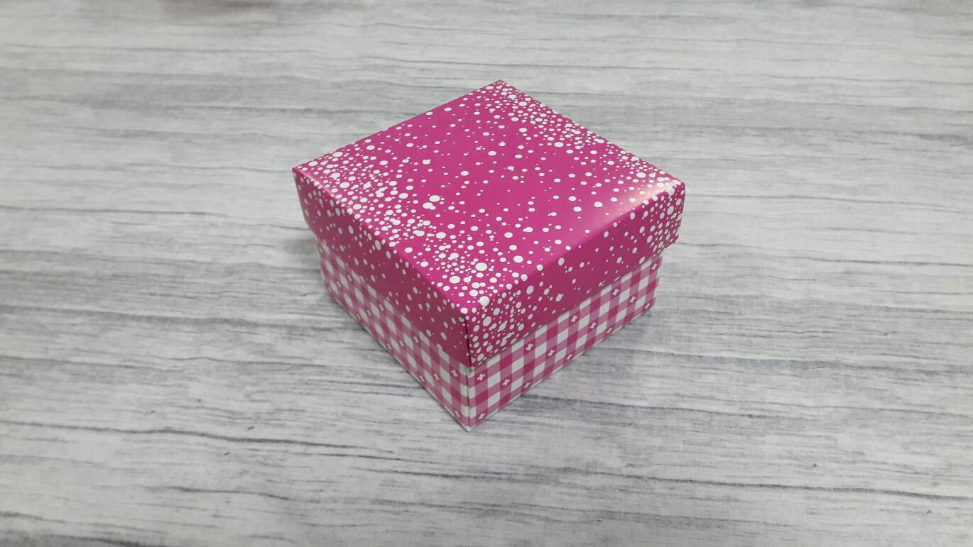 กล่องของขวัญ กล่องฝาครอบ ขนาด 9*9*5.7 ซม.กล่องของที่ระลึก กล่องอเนกประสงค์ กล่องของใช้ กล่องใส่ผ้าไหม สีชมพู ราคา 265 บาท/20 ใบ