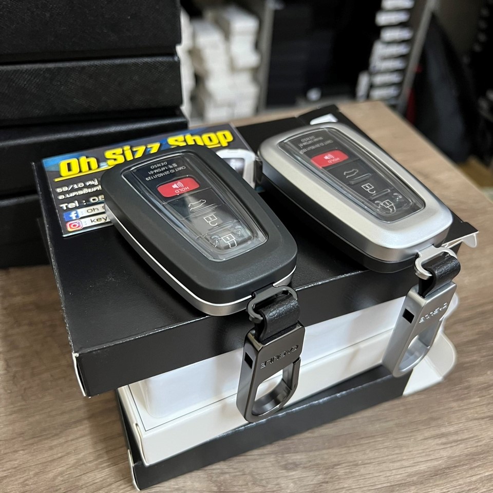 เคสโลหะสองสีดำเงิน รีโมทรถ Toyota Cross GR Sport 2022 Camry, Altis, CHR 2022 แบบ 2 ชั้น แบบด้าน สามาถดึงกุญแจสำรองในรีโมทได้ (Double-Layer Metal Aluminum Alloy Key Cover with transparent push button Guard 360) Toyota GR Sports