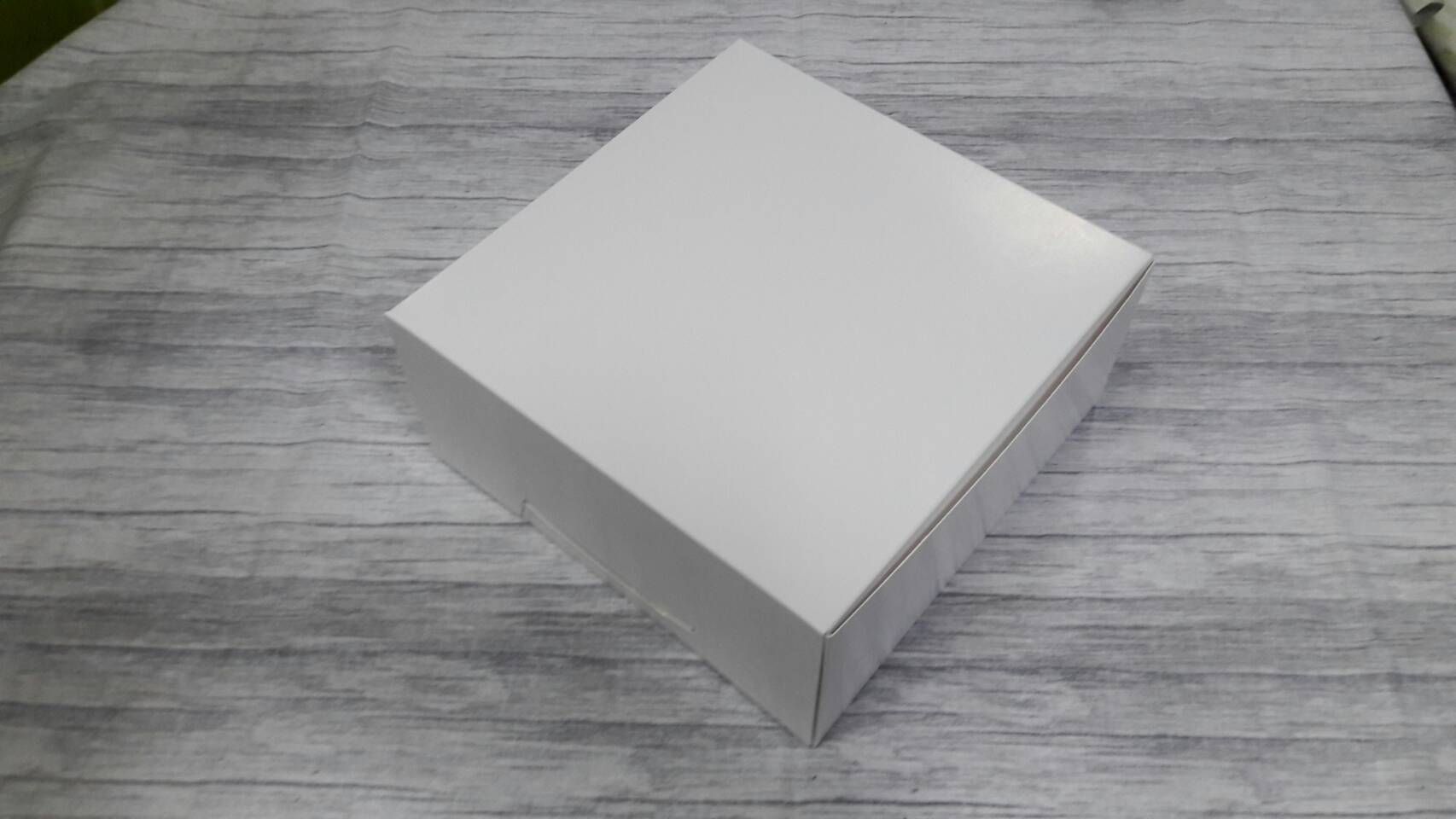 กล่องเค้ก 1 ปอนด์ กล่องคัพเค้ก กล่องขนม กล่องไม่มีหน้าต่าง (ฝาทึบ) ขนาด 20.4x20.4.0x9.5 ซม. (กระดาษหนา 350 แกรม) สีขาว ราคา 260 บาทต่อแพ็ค (20ใบ)