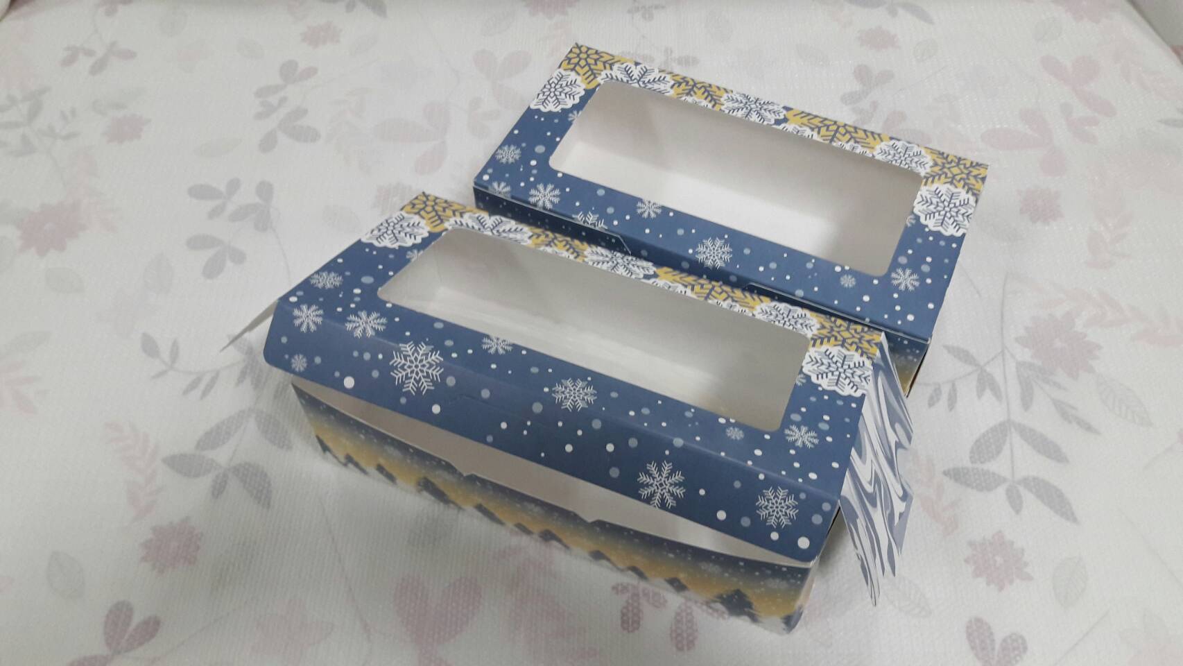 กล่องขนม กล่องเค้ก กล่องคัพเค้ก กล่องชิฟฟ่อน กล่องช้อคโกแล็ต กล่องคุ๊กกี้ กล่องอเนกประสงค์ ลายสีบลูเกรย์ ขนาด 10.5x20.5x6.5 ซม.มีหน้าต่างพลาสติก ราคา 165 บาทต่อแพ็ค (20 ใบ)