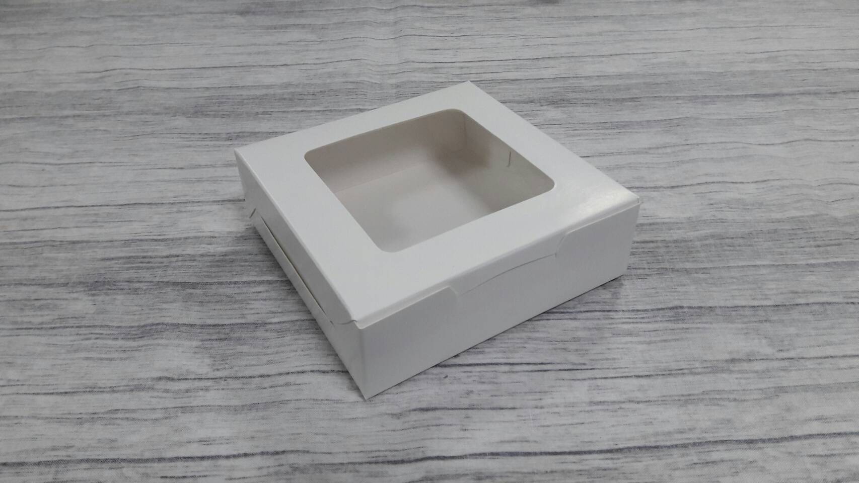 กล่องทาร์ต 4 ชิ้น กล่องแบน (หน้าต่างพลาสติก) กล่องบราวนี่ 4 ชิ้น กล่องขนม กล่องชิฟฟ่อน กล่องขนมไหว้พระจันทร์ กล่องขนมเปี๊ยะ ขนาด 12.5x12.5x4.0 ซม.สีขาว ราคา 100 บาทต่อแพ็ค (20 ใบ)