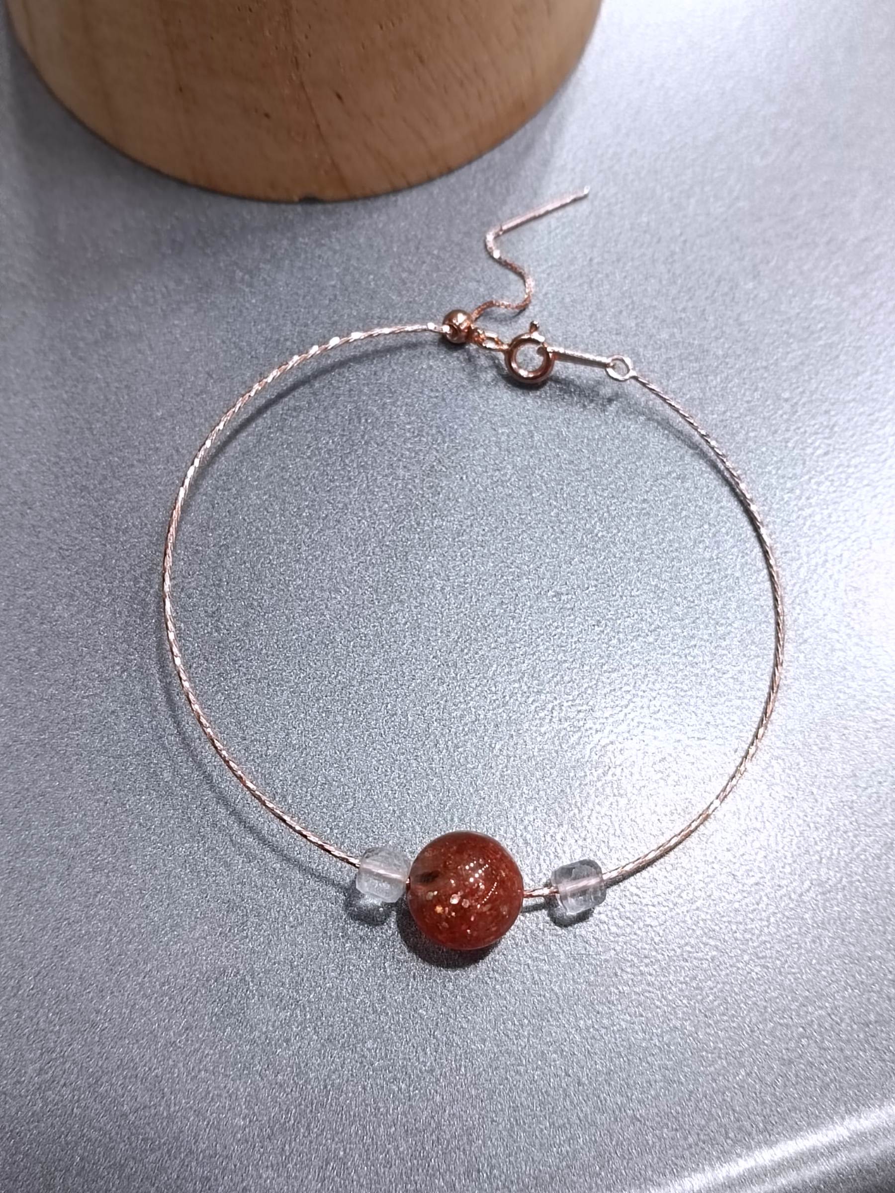 ข้อมือโชคเกอร์ เงินแท้ 92.5 ชุปRose Gold ประดับหินแท้ Sunstone + Garnet Rose Gold Plated Sterling Silver Wire Bracelet (Boost Energy , Leadership) สำเนา