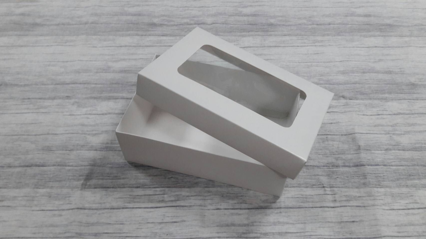 กล่องฝาครอบ กล่องของขวัญ กล่องอเนกประสงค์ ขนาด 14.0 x 21.0 x 7.0 cm. สีขาว (แบบฝาหน้าต่างพลาสติก) ราคา 435 บาท ต่อแพ็ค (20 ใบ)