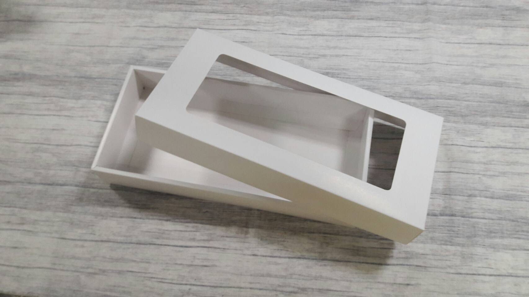 กล่องฝาครอบ กล่องของขวัญ กล่องอเนกประสงค์ กล่องแบบมีฝาครอบ สีขาว ขนาด 14.0x29.5x4.0 cm.(หน้าต่างพลาสติก) ราคา 400 บาท ต่อแพ็ค (20 ใบ)
