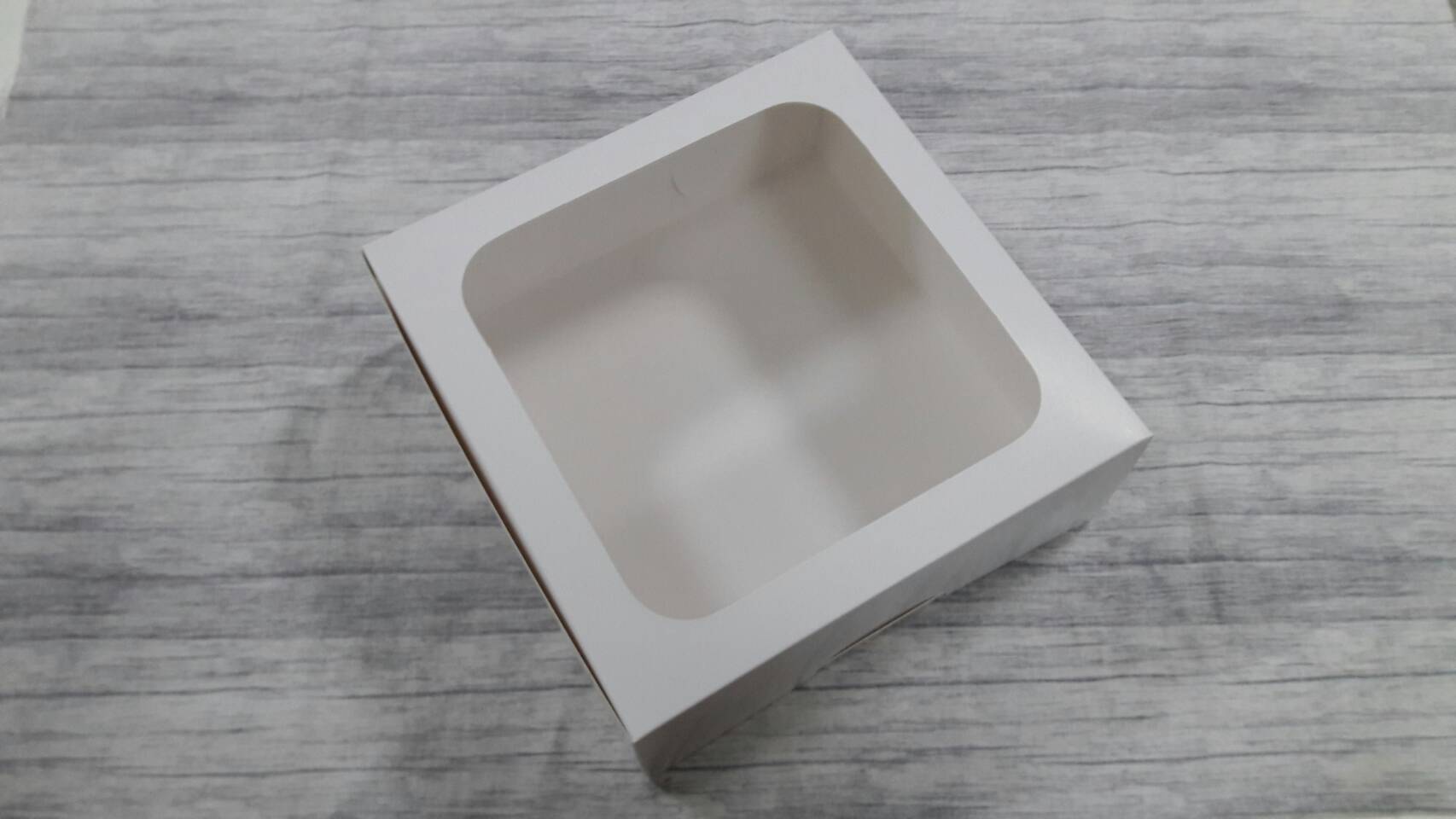 กล่องเค้ก กล่องเค้ก 3 ปอนด์ กล่องเค้ก กล่องขนม กล่องเบเกอรี่ กล่องคัพเค้ก สีขาว ขนาด 26.5x26.5x10 ซม.ราคา 400 บาทต่อแพ็ค (20ใบ)