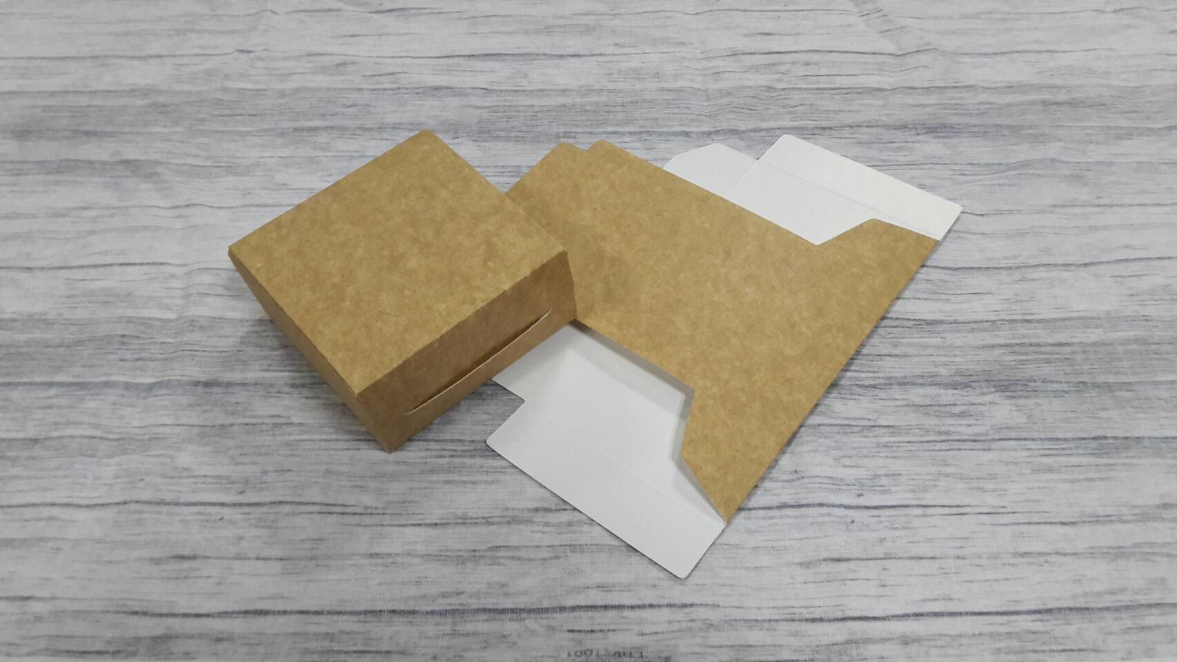กล่องบราวนี่ 1 ชิ้น กล่องขนม ขนาด 9.0 x 9.0 x 4.0 ซม.กล่องคราฟท์ฟู้ดเกรด สีคราฟท์น้ำตาลอ่อน ราคา 70 บาทต่อแพ็ค (20ใบ)