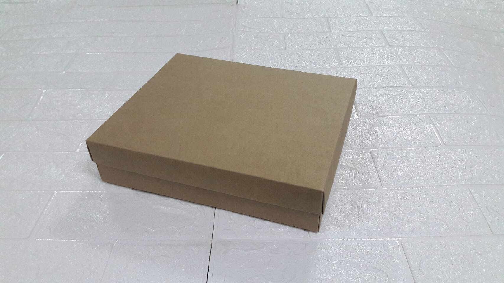 กล่องฝาครอบ กล่องของขวัญ กล่องของที่ระลึก กล่องอเนกประสงค์ กล่องของใช้ ขนาด 22.7 x 27.4 x 6.5 ซม. กล่องพวงมาลัย กล่องใส่ผ้าไหม สีคราฟท์น้ำตาลเข้ม ราคา 610 บาทต่อแพ็ค (20 ใบ) แบบฝาทึบ