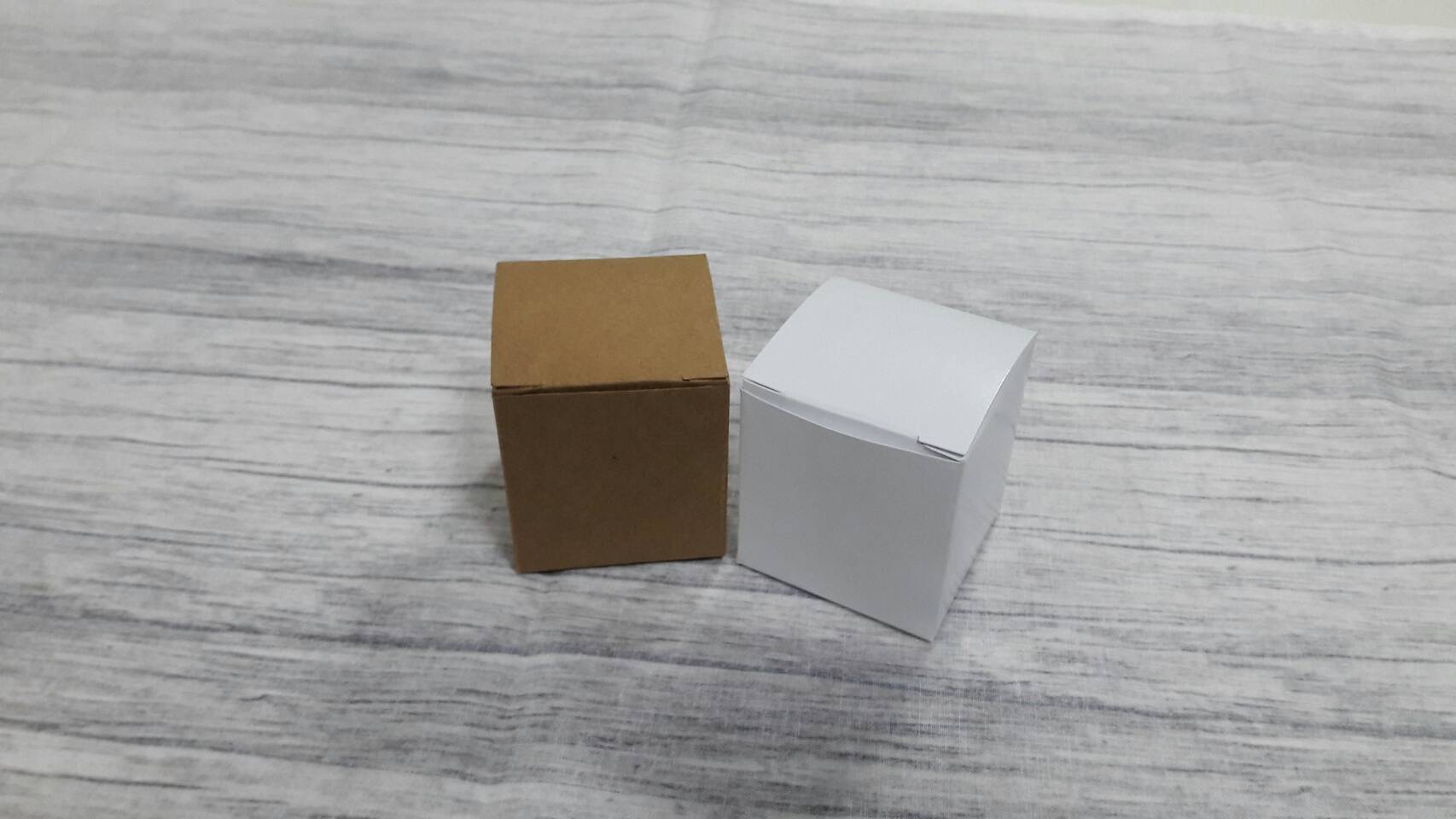 กล่องเอนกประสงค์ แบบทรงฝาปิดเปิด ท้ายก้นขัด กล่องของขวัญ กล่องเครื่องสำอางค์ สีขาว ขนาด 5x5x5.5 ซม. ราคา 175 บาทต่อแพ็ค(50 ใบ) กระดาษหนา 230 แกรม