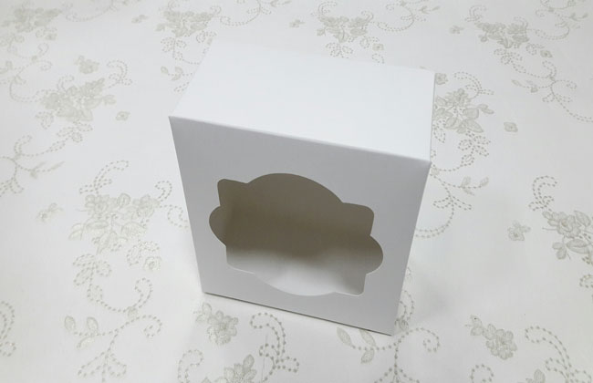 กล่องเค้กชิ้น กล่องเค้กครึ่งปอนด์ กล่องคัพเค้ก 4 ชิ้น(ไม่มีฐานรอง) กล่องขนม แบบมีหน้าต่าง สีขาว ขนาด 12.8x12.8x7.0 ซม. ราคา 135 บาท ต่อแพ็ค (20ใบ)