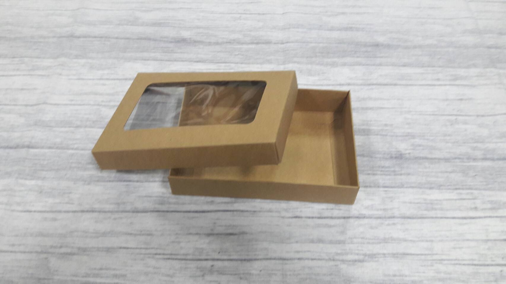 กล่องฝาครอบ กล่องของขวัญ กล่องแบบมีฝาครอบ กล่องอเนกประสงค์ ขนาด 10 x 15 x 3 ซม.สีคราฟท์น้ำตาลเข้ม แบบมีหน้าต่างพลาสติก ราคา 285 บาท ต่อแพ็ค (20 ใบ)