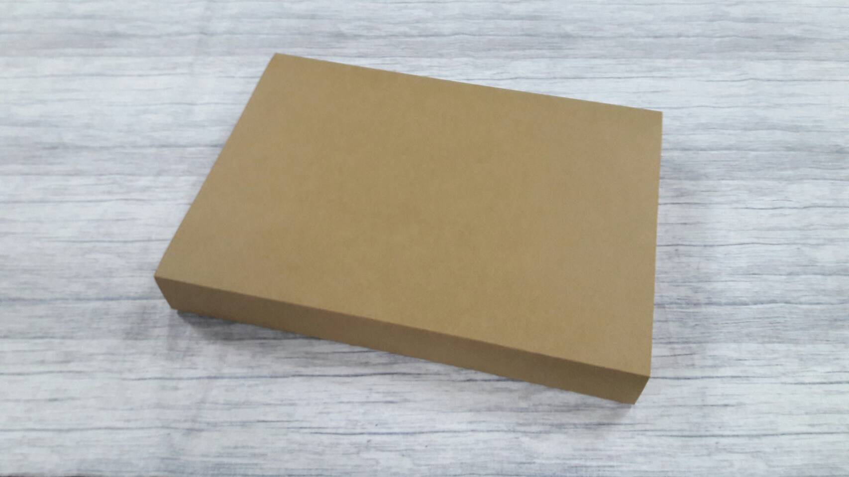 กล่องสไลด์ กล่องของขวัญ กล่องของที่ระลึก กล่องอเนกประสงค์ (ใช้ใส่ของขนาด A4 ได้) กล่องแบบฝาสไลด์ สีคราฟท์น้ำตาลเข้ม ขนาด 23.0x31.7x4.0 ซม. ราคา 575 บาท ต่อแพ็ค (20 ใบ)