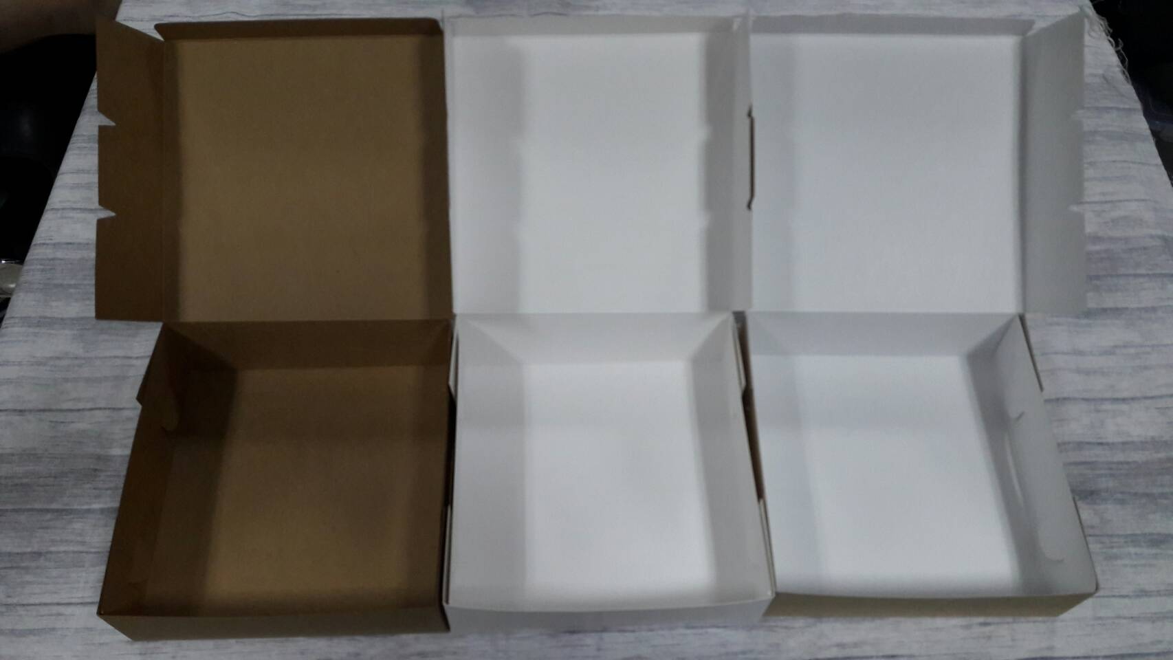 กล่องขนม กล่องบราวนี่ กล่องชิฟฟ่อน กล่องสแน็ค กล่องอาหารว่าง แบบไม่มีหน้าต่าง ขนาด 16 x 16 x 5 ซม.สีขาว ราคา 135 บาท (20ใบ/แพ็ค)