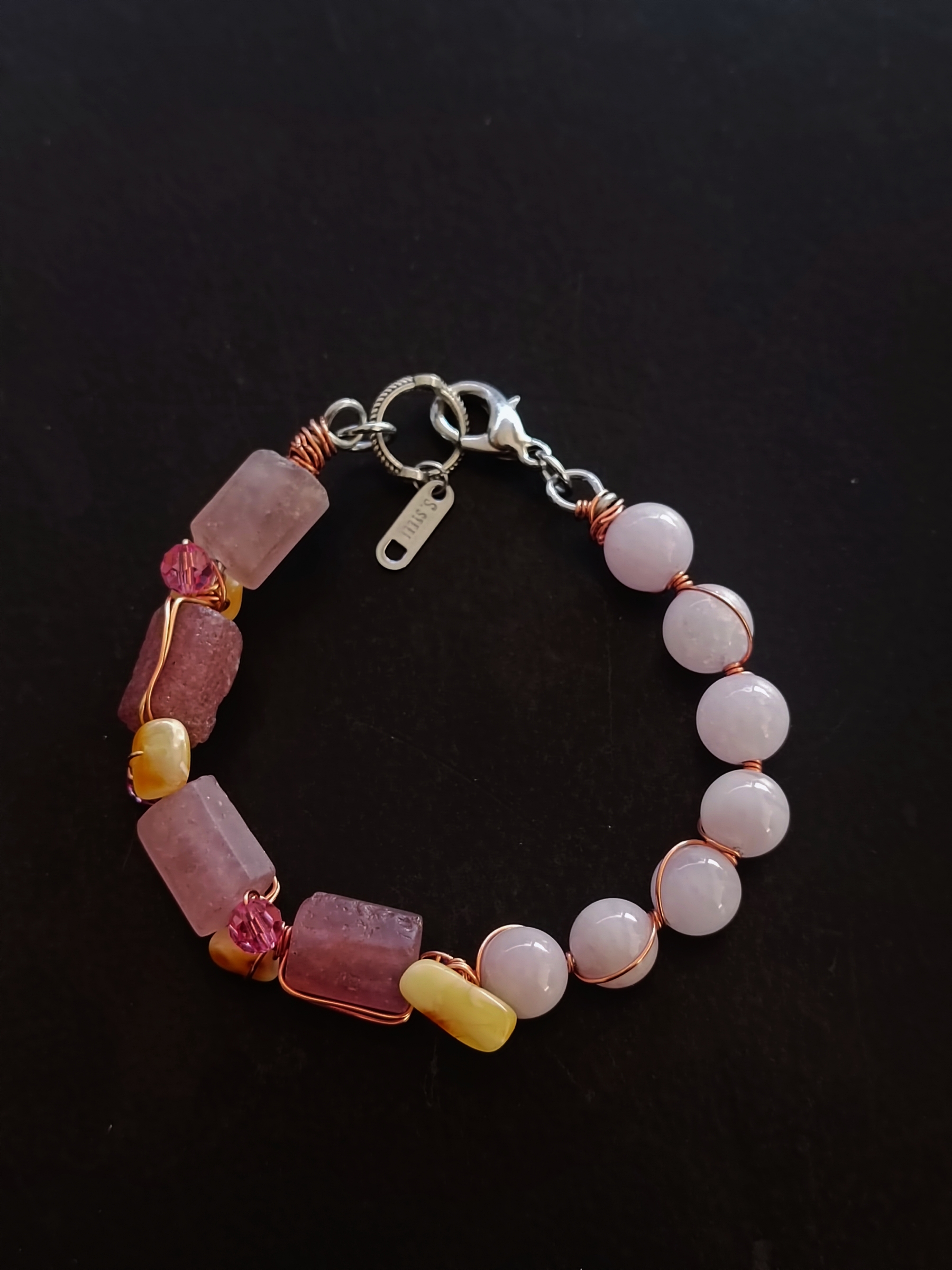 สร้อยข้อมือหินแท้ "Twisted" Strawberry Quartz +Rose Quartz Wire Wrapped Bracelet (คลื่นพลังงานความรัก ความสดใส โชคลาภ)
